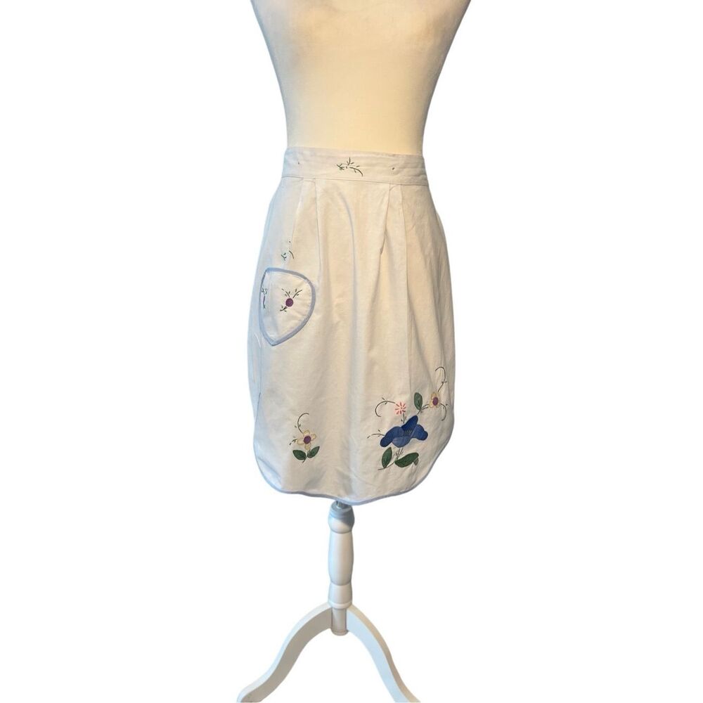White cotton apron with embroidered flowers and pocket